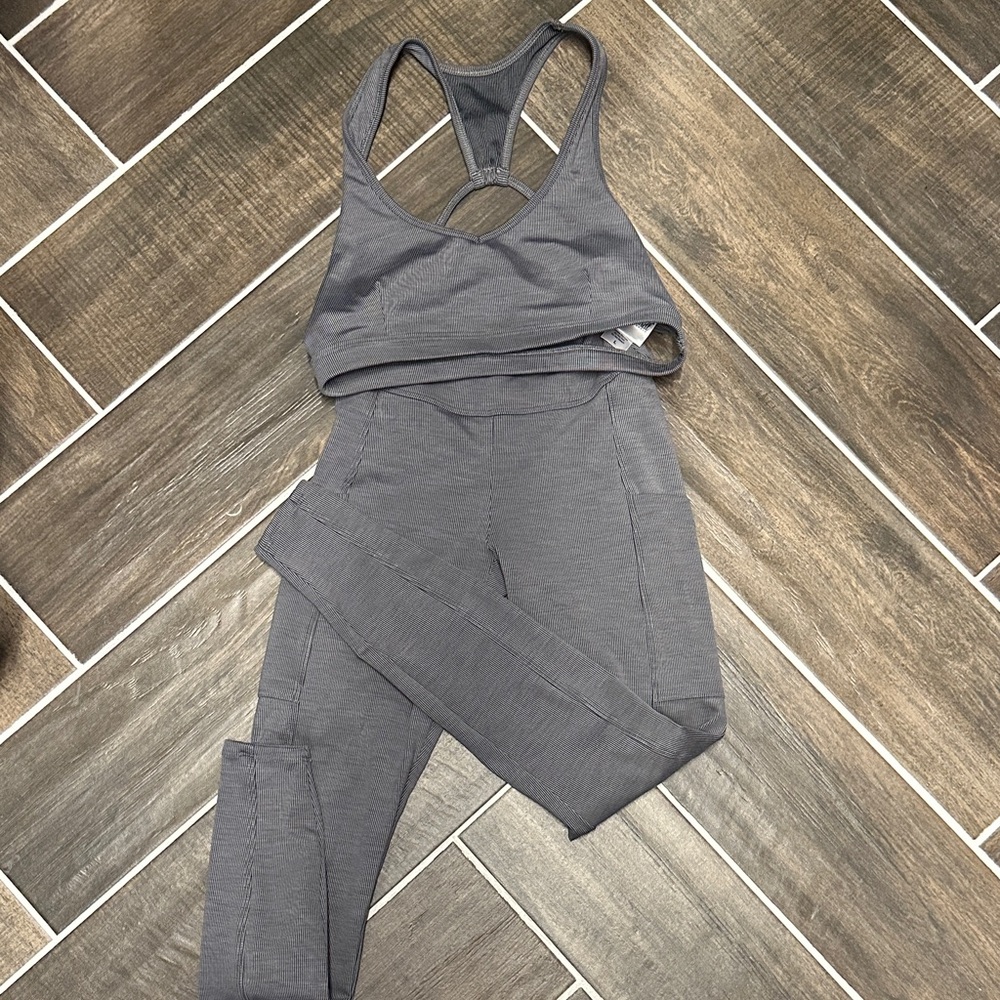 Bombshell Gray Sports Bra and Leggings Set 💕